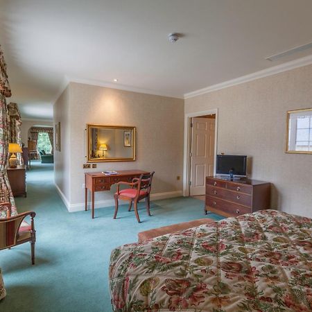 Luton Hoo Hotel, Golf And Spa Bagian luar foto A bedroom at the hotel