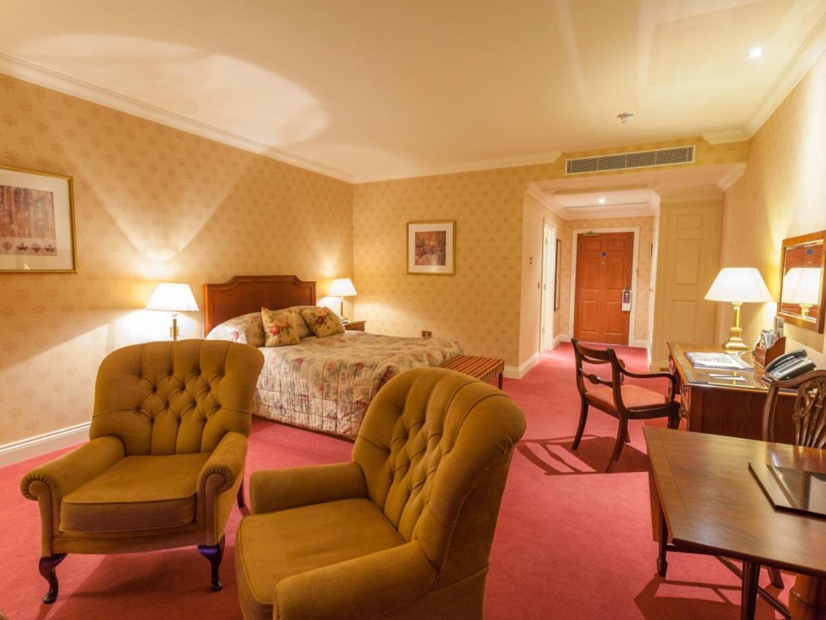 Luton Hoo Hotel, Golf And Spa Bagian luar foto A bedroom at the hotel