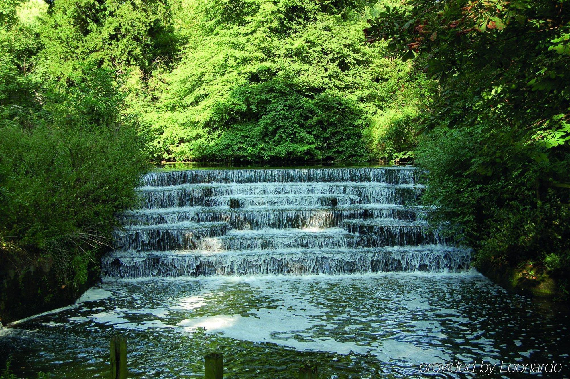 Luton Hoo Hotel, Golf And Spa Fasilitas foto The River Wye at Millers Dale