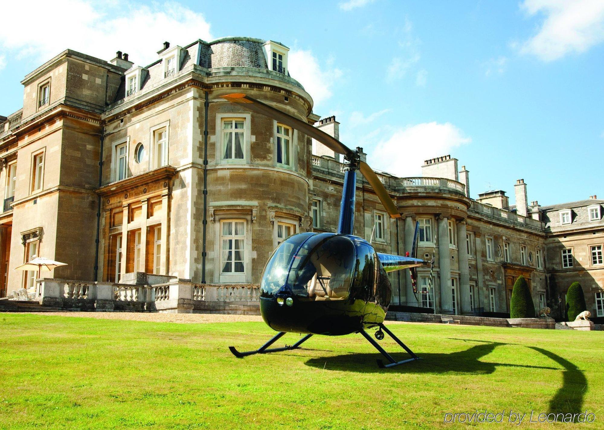 Luton Hoo Hotel, Golf And Spa Fasilitas foto The helicopter landing at the hotel