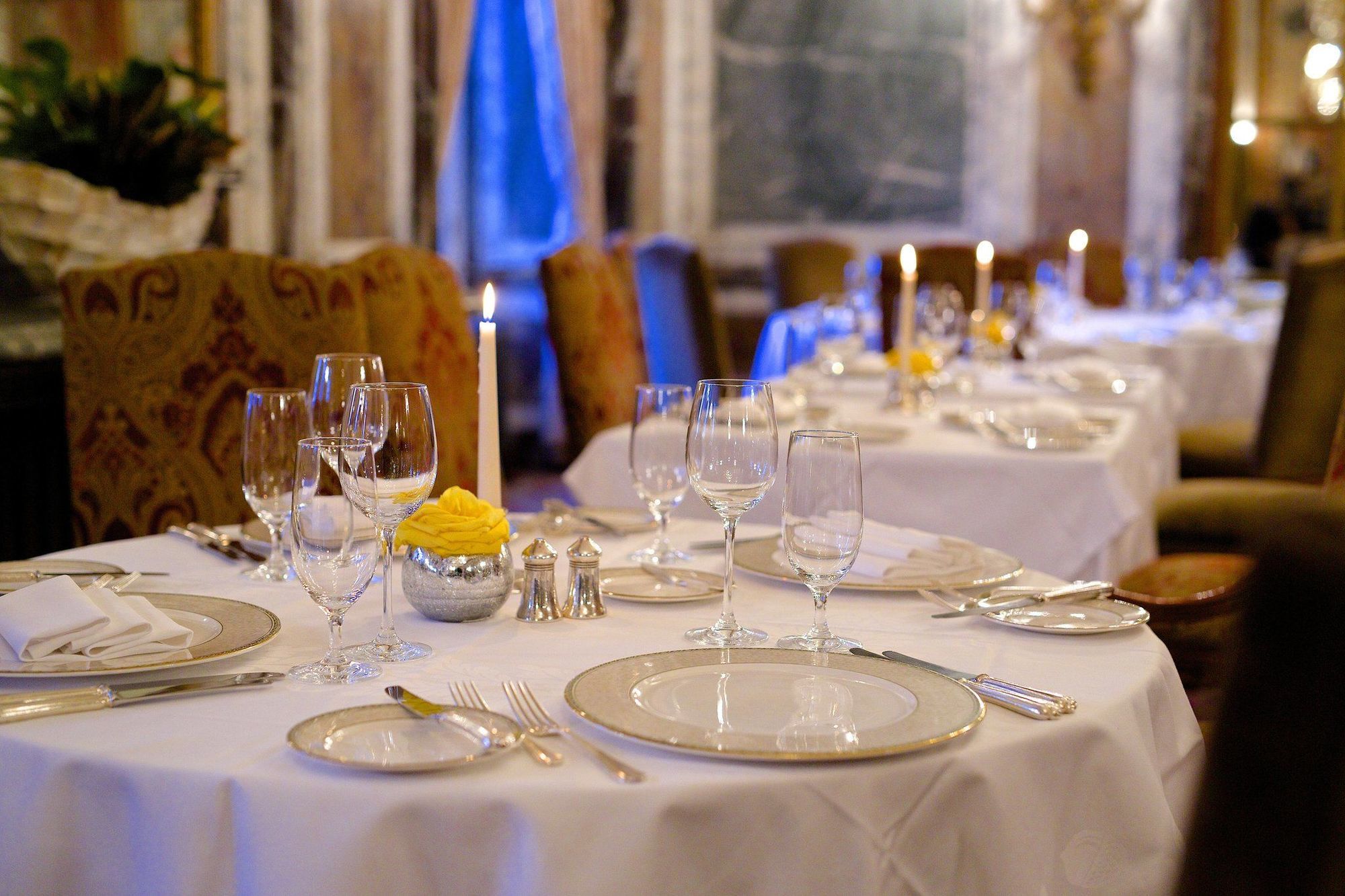 Luton Hoo Hotel, Golf And Spa Restoran foto A table set for fine dining