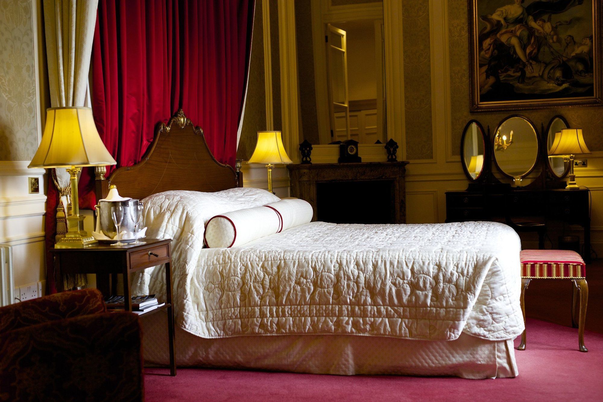 Luton Hoo Hotel, Golf And Spa Bagian luar foto The bedroom of the Prince of Wales at Buckingham Palace