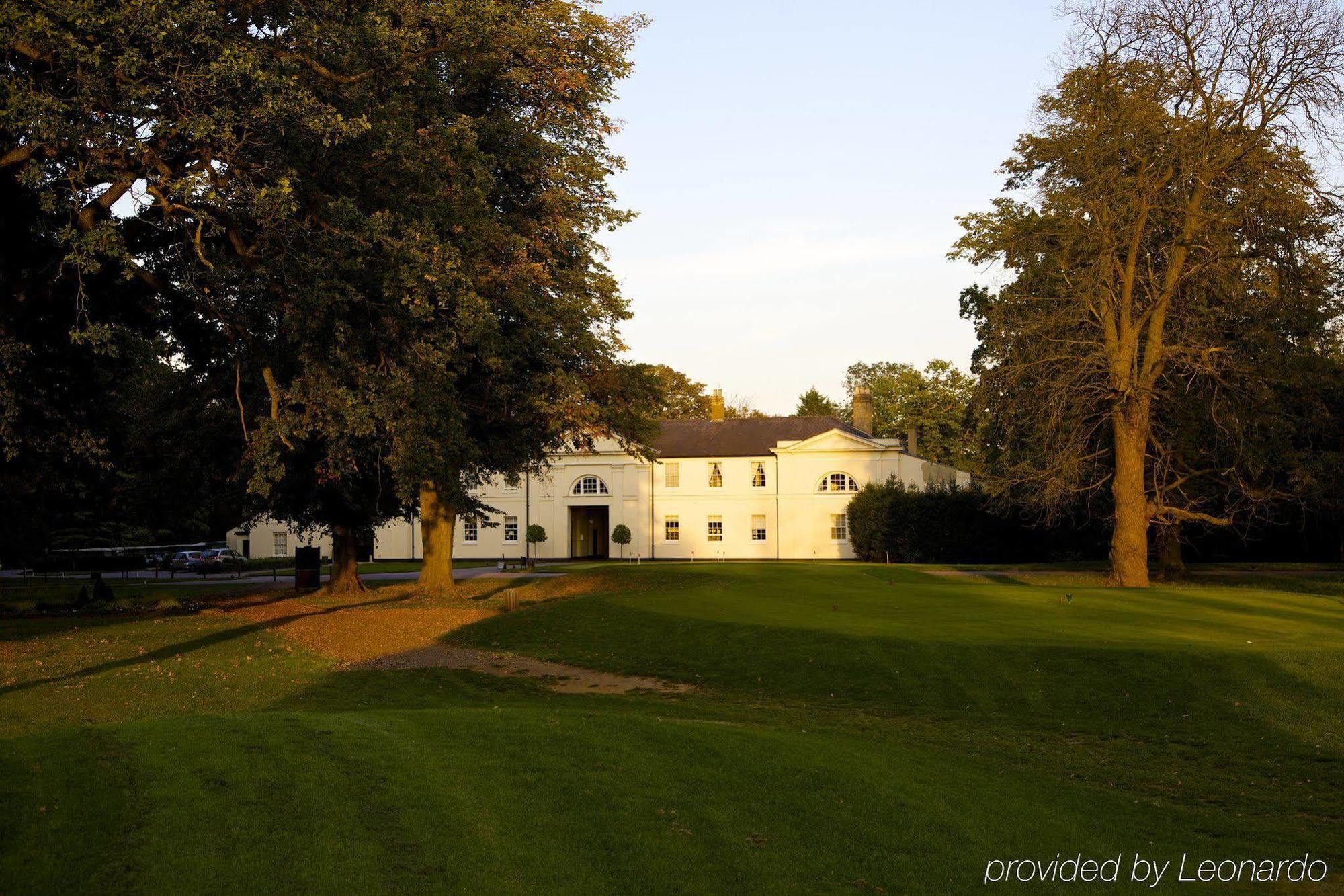 Luton Hoo Hotel, Golf And Spa Bagian luar foto The former stable block at the rear of the house