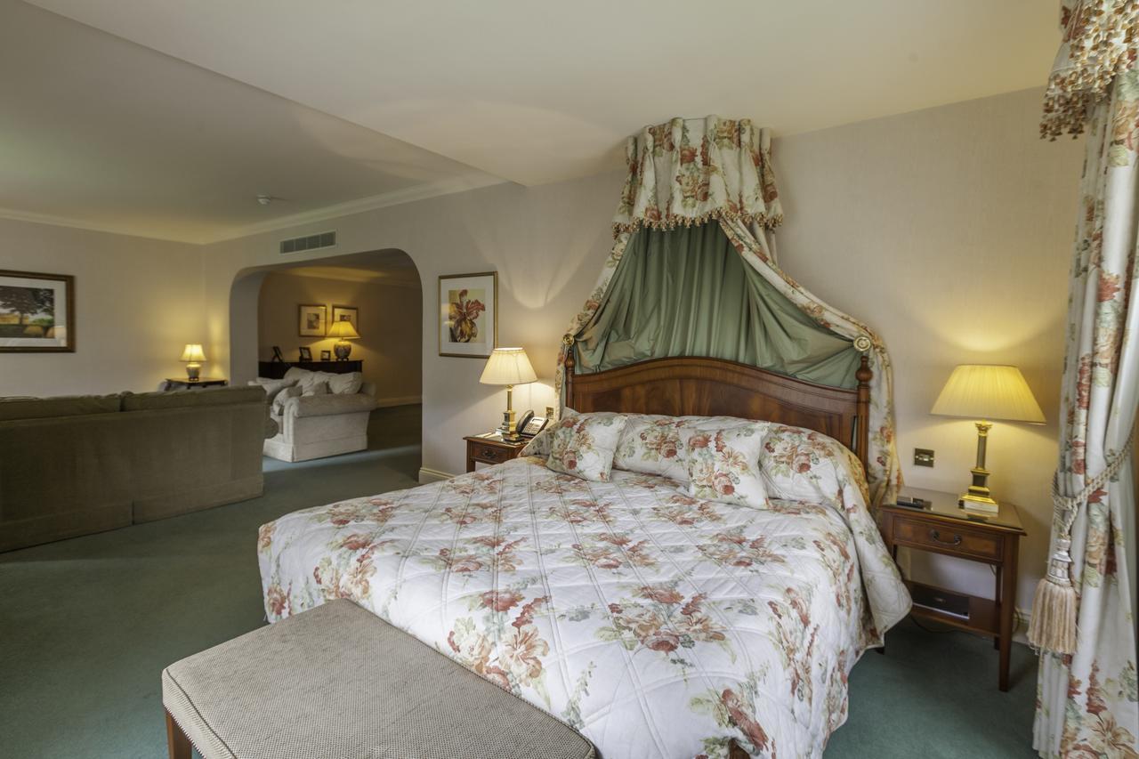 Luton Hoo Hotel, Golf And Spa Bagian luar foto A bedroom at the hotel