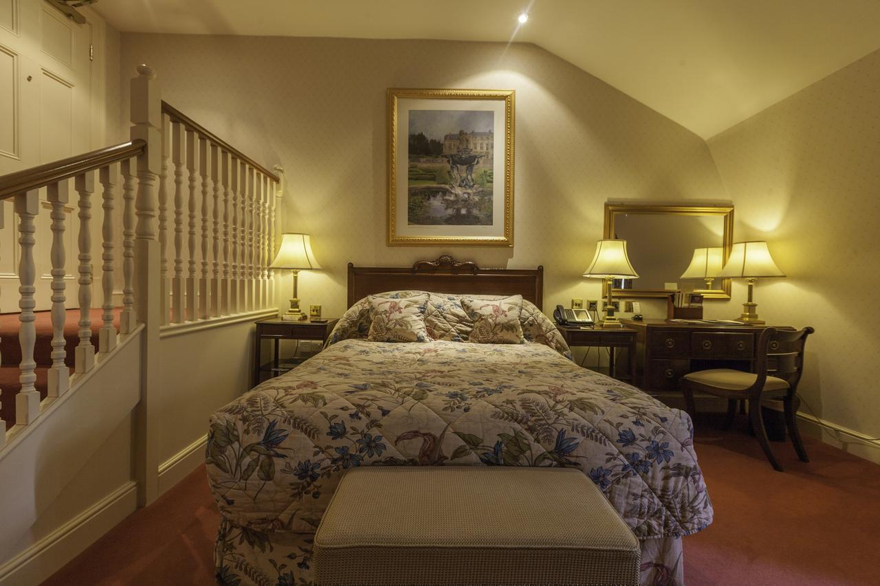 Luton Hoo Hotel, Golf And Spa Bagian luar foto A bedroom at the hotel