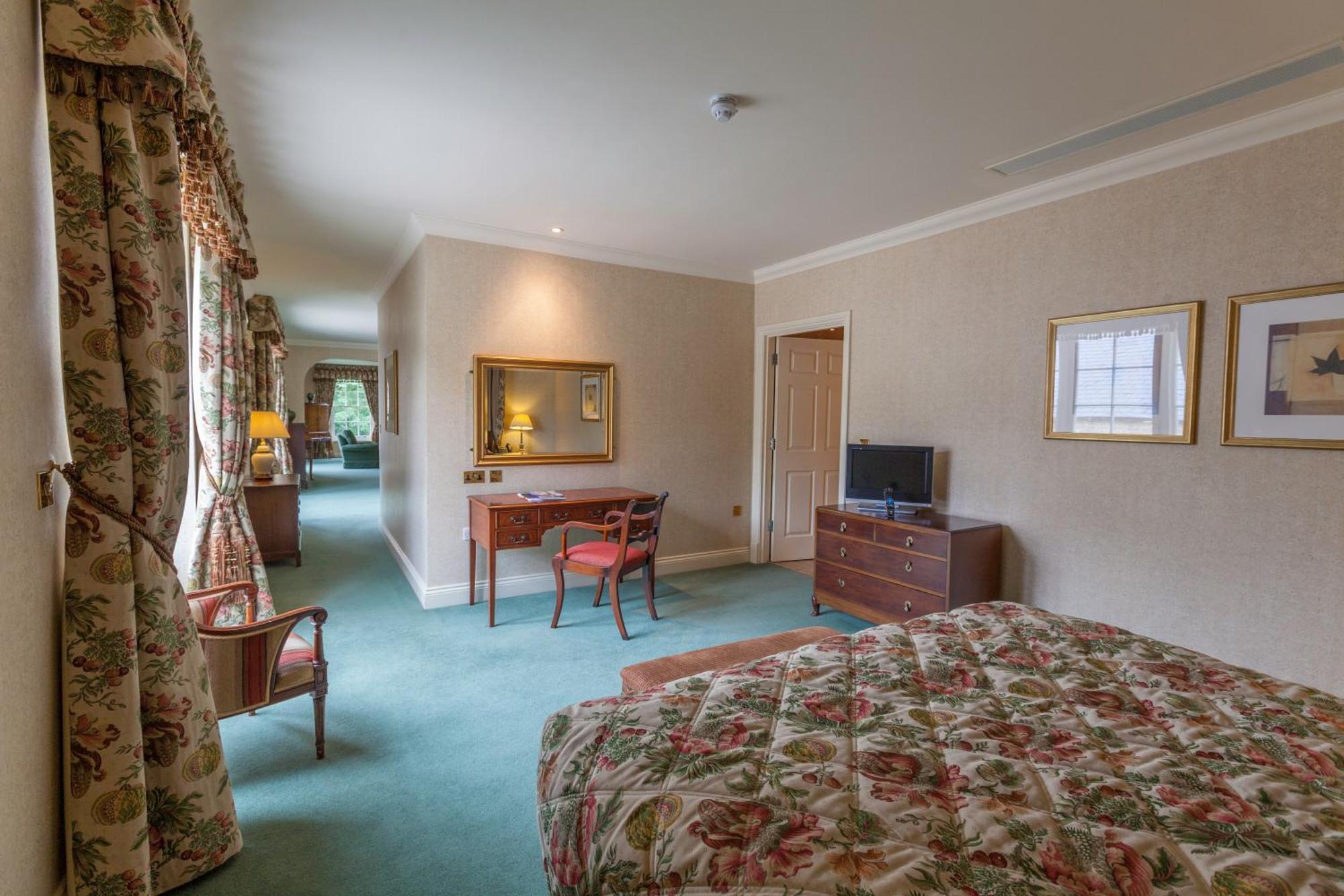 Luton Hoo Hotel, Golf And Spa Bagian luar foto A bedroom at the hotel